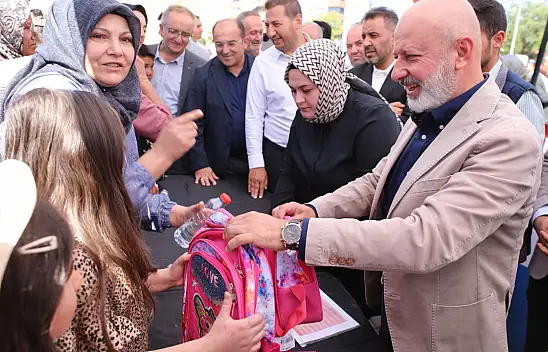 Kocasinan'da öğrencilerin yüzü kırtasiye desteğiyle güldü