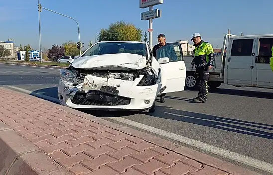 Kocasinan'da ortalık savaş alanına döndü: 5 araç birbirine girdi