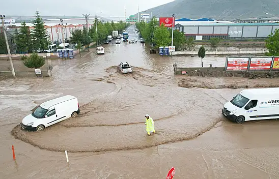 Komşu sağanak yağışa teslim oldu! Yollar ulaşıma kapandı...