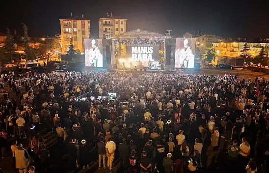 Konser alanı doldu taştı! Ünlü şarkıcı Kayseri'de sevenleriyle buluştu