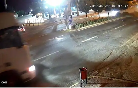 Karşı şeride geçen otomobil kazadan son anda kurtuldu