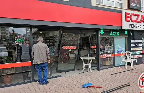 Kayseri'de sürücü eczaneye daldı: 1 kişi...