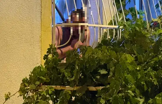 Korku dolu anlar: Pencerede hayatına son vermeye çalıştı!