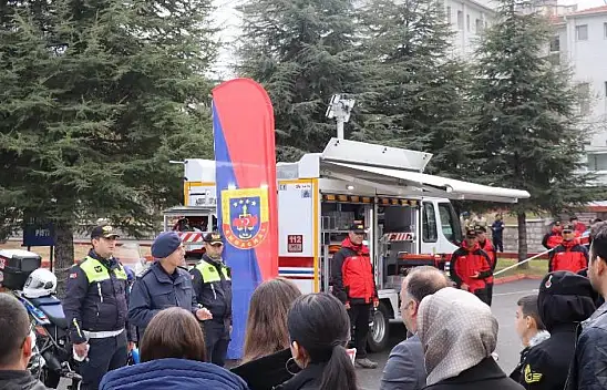 Koruma altındaki çocuklardan jandarmaya anlamlı ziyaret