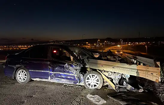 Kuzey Çevre Yolu'nda otomobil bariyerlere saplandı!