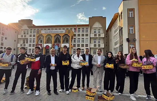 Liseliler arkadaşlarını böyle karşıladı
