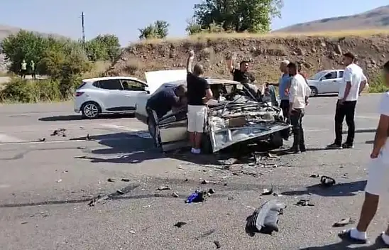 Malatya-Kayseri yolunda kaza: İki otomobil kafa kafaya çarpıştı!