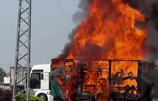 Malzeme yüklü tır cayır cayır yandı
