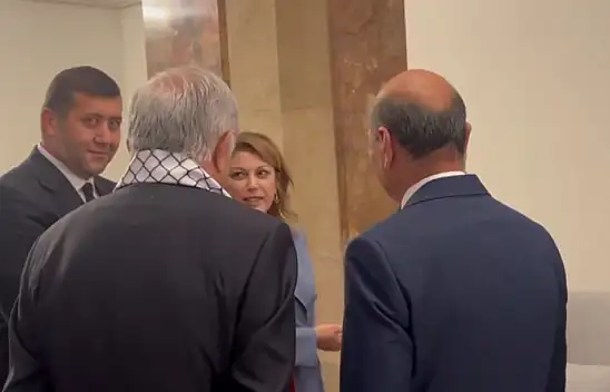 Meclis'te dikkat çeken anlar! CHP'li vekil bir anda Bahçeli'nin yanına doğru yöneldi, MHP'li Ersoy da o anlarla tanıklık etti