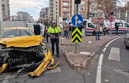 Melikgazi'de ticari taksi ile kamyonet çarpıştı: 6 Yaralı