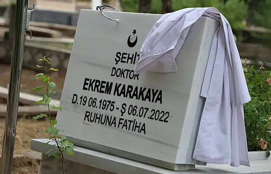 Mezar taşında bir doktor önlüğü! Tam 4 yıl oldu