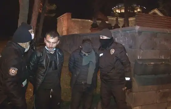 Mezarlıkta tüfekle havaya ateş açan 2 kişi yakalandı