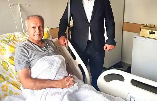 MHP'li Başkan Profesörü unutmadı! Hastanede ziyaret etti