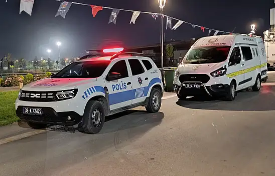 Millet Bahçesi'nde bıçaklı-yumruklu kavga: 2 yaralı