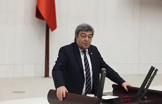Milletvekili Ataş'tan indirilen afiş tepkisi: Yalana, dolana, talana, haksızlığa, israfa yeter artık diyeceğiz