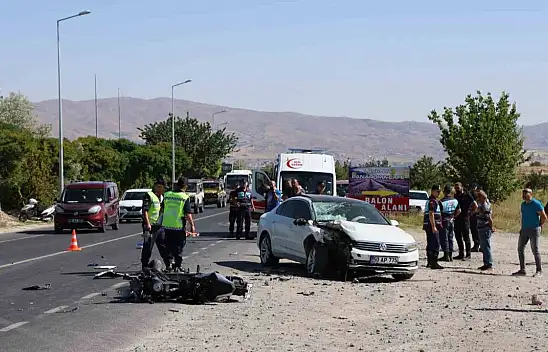 Motosiklet ile otomobil çarpıştı: 1 Ölü