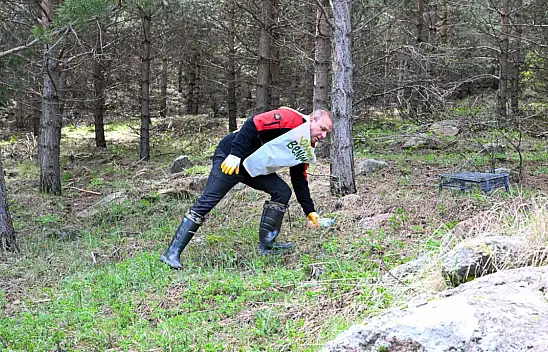 Müdür Saklav ormanda çöp topladı
