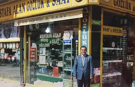 Mustafa Alan saatçiliğe geri mi döndü? Esnaf pozu!