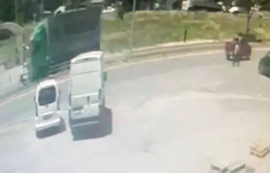 Nakliye kamyonu yayaya çarptı