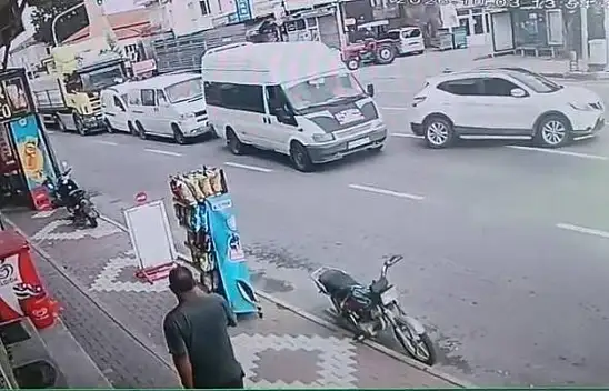 Tır duramadı, 4 araç birbirine girdi!