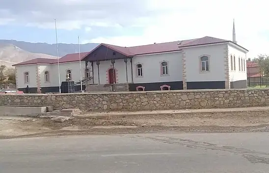 O okula Ersoy el attı!