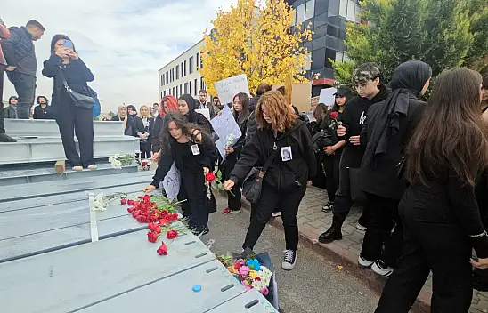 Öğrenciler ERÜ'de Meliha Keskin'in öldürüldüğü yere karanfil bıraktı