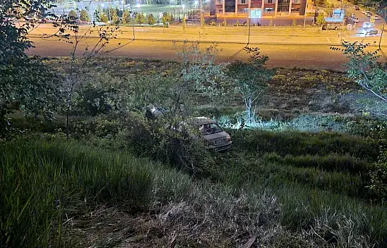 Otomobil 20 metrelik yamaca uçtu