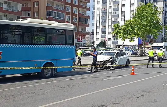 Otomobil halk otobüsüne çarptı: Çok sayıda yaralı var