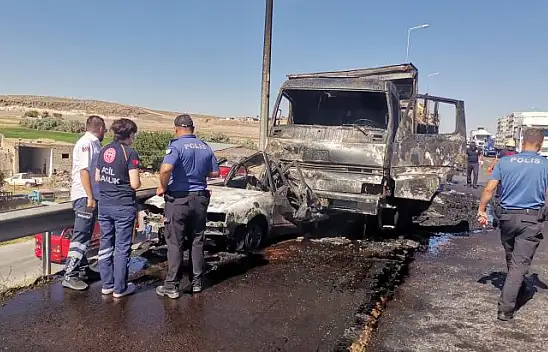 Otomobilde yanarak can verdiler