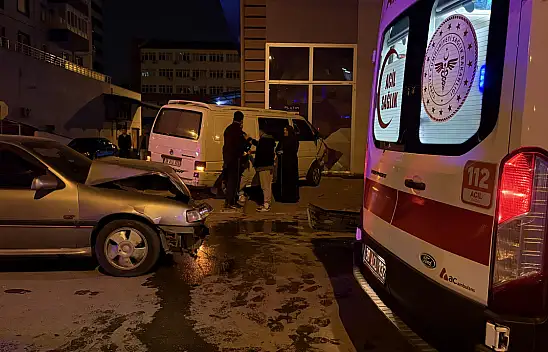 Otomobille minibüs çarpıştı, ortalık savaş alanına döndü! 2 yaralı
