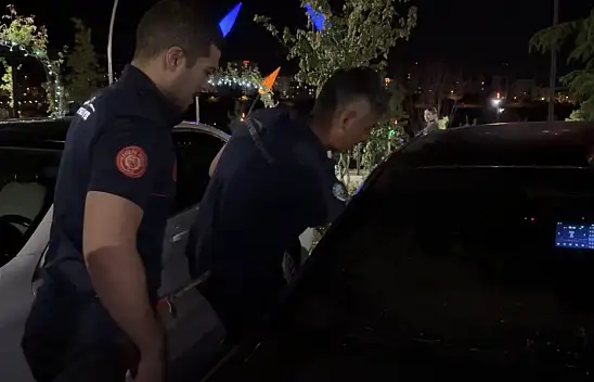 Otoparkta gergin anlar! 10 aylık bebek araçta mahsur kaldı