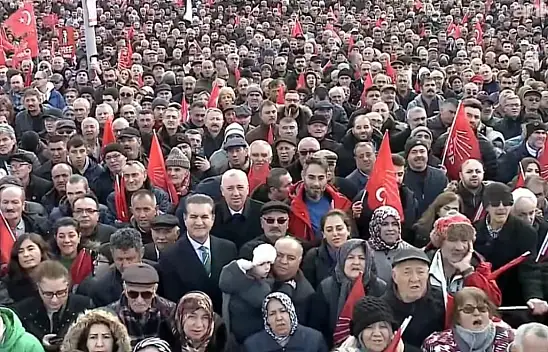 Özgür Özel'in Kayseri mitinginde kalabalık içinde bakın kim yer aldı?