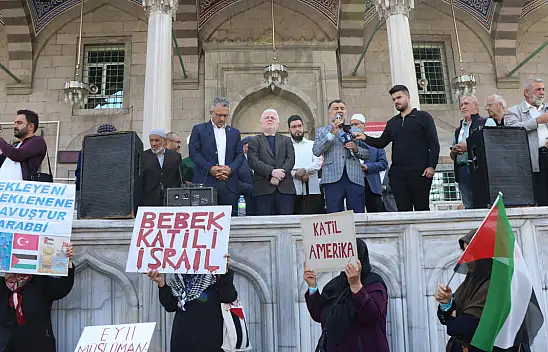 Pankartlarla Sumud Filosu'na destek