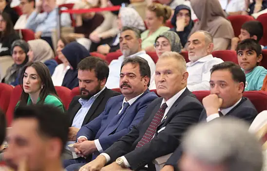 'Rektör uyardı, ben yaptım'! Süleyman Çetinsaya'dan poster itirafı