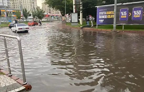 Sağanak Kayseri'yi vurdu: Araçlar ilerlemekte zorlandı