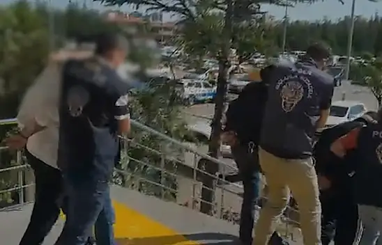Sahte araç kiralama siteleriyle 51 kişiyi dolandırdılar
