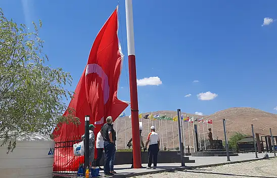 Sarız Belediyes'inden bayrak hassasiyeti