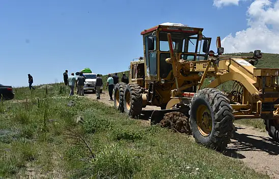 Sel vurdu! Kayseri'de yol ulaşıma kapandı