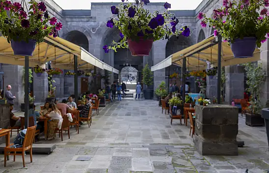 Selçuklu mirası Hunat Medresesi sanatla yaşıyor