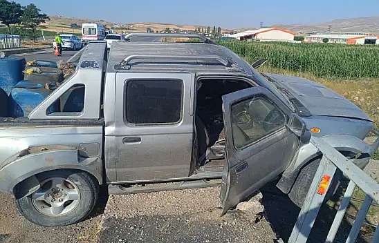 Sivas-Kayseri karayolunda otomobil bariyerlere ok gibi saplandı