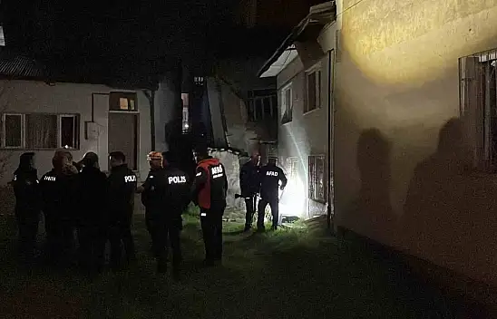 Müstakil ev yan yattı, yaşlı kadın kendini dışarı attı!