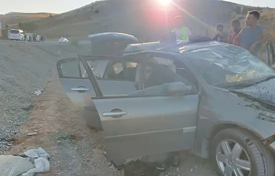 Sivas'ta Otomobil Şarampole Yuvarlandı: 4 Yaralı