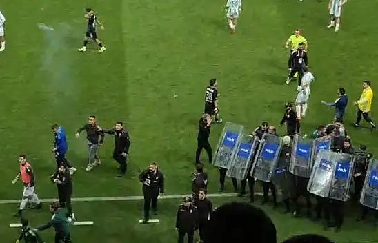 Son dakika! Tansiyon yükseldi: Çevik Kuvvet sahaya girdi