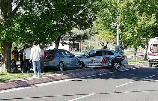 Sürücü adayının kullandığı araç ile otomobil çarpıştı