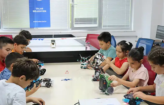 Talas'ın küçük mucitleri robot tasarlıyor, yazılım öğreniyor
