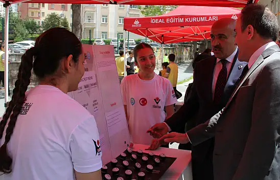 Talas'taki ortaokulda TÜBİTAK 4006-B Bilim Fuarı açıldı