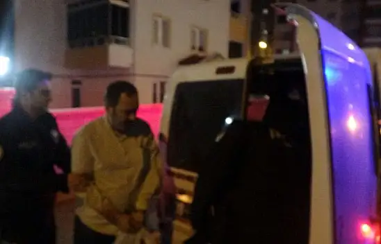 Tartıştığı kızını boynundan bıçaklayarak öldürdü