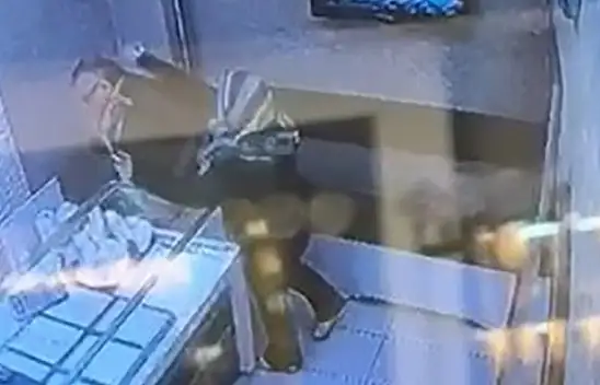 Taşla kuyumcu soymaya kalkan kadın bankacı çıktı!