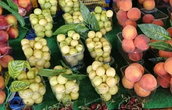 Taze çeşit çeşit meyve ve sebzeler bu pazarda (2 Mayıs Cumartesi)