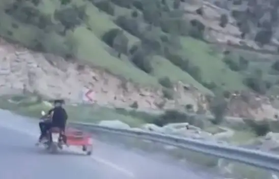 Köpeği motosikletle sürüklediler